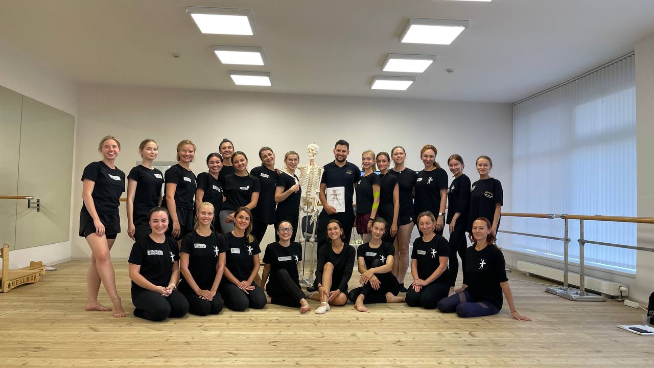 В августе наши преподаватели прошли обучение у врача-травматолога, специализирующегося на хореографии, доктора по движению и здоровью в балете Дениса Каблукова….